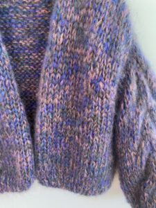 chunkyknit mohair cardigan met gebreide kabels op de mouwen