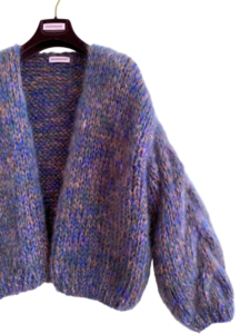 chunkyknit mohair cardigan met gebreide kabels op de mouwen