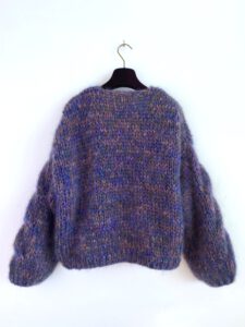 mohair vest in bosgroen, blauw, koraalroze en taupe kleur