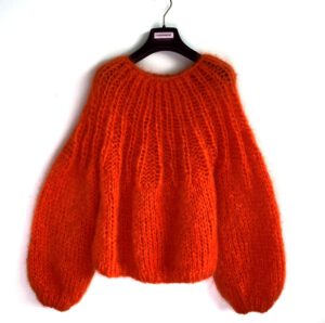 Hand gebreide oranje mohair sweater