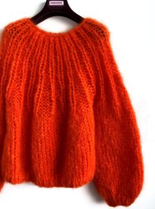 Hand gebreide oranje mohair sweater