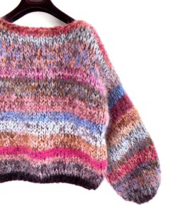 Bohemian style mohair sweater met gemêleerde strepen in roze aubergine blauw en oranje