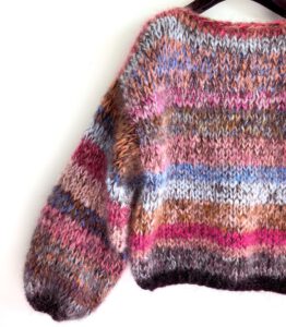 hand gebreide bohostyle sweater met strepen roze