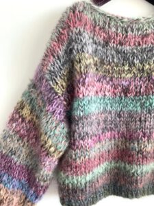 hand gebreide bohostyle sweater met strepen roze