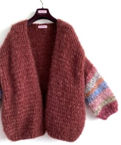 oversized mohair vest burgundy met pastel trepen op de mouw