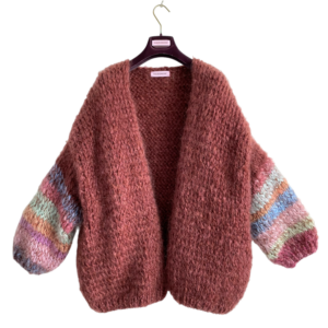 oversized mohair vest burgundy met pastel trepen op de mouw