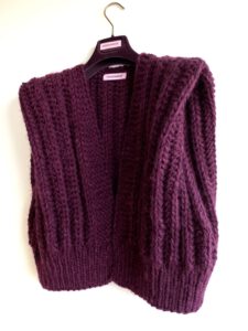Gebreid mouwloos damesvest in bordeaux rode alpaca en mohair