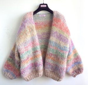 bohemian style grof gebreid damesvest met pastel strepen in wol en mohair