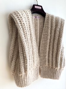 gebreide mouwloze cardigan in ecru