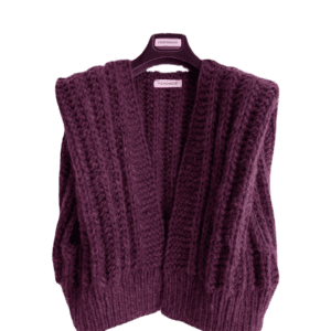 Gebreid mouwloos damesvest in bordeaux rode alpaca en mohair