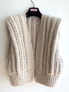 Gebreid mouwloos vest in offwhite alpaca en mohair