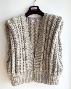 Gebreid mouwloos damesvest in beige alpaca en mohair