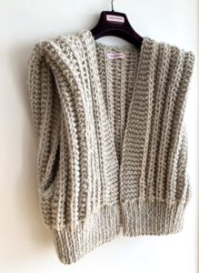 grofgebreid mouwloos gilet beige alpaca