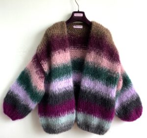 Bernadette damesvest mohair hand gebreid met tie-dye strepen groen, grijs, roze en berry