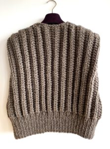 Gebreid mouwloos damesvest in taupe bruin alpaca