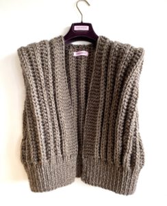 chunky gebreid gilet in taupe bruine alpaca