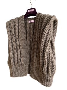 Gebreid mouwloos damesvest in taupe alpaca