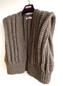 Gebreid mouwloos damesvest in taupe alpaca