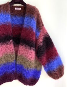 Bernadette damesvest mohair hand gebreid met tie-dye strepen groen, grijs, roze en berry