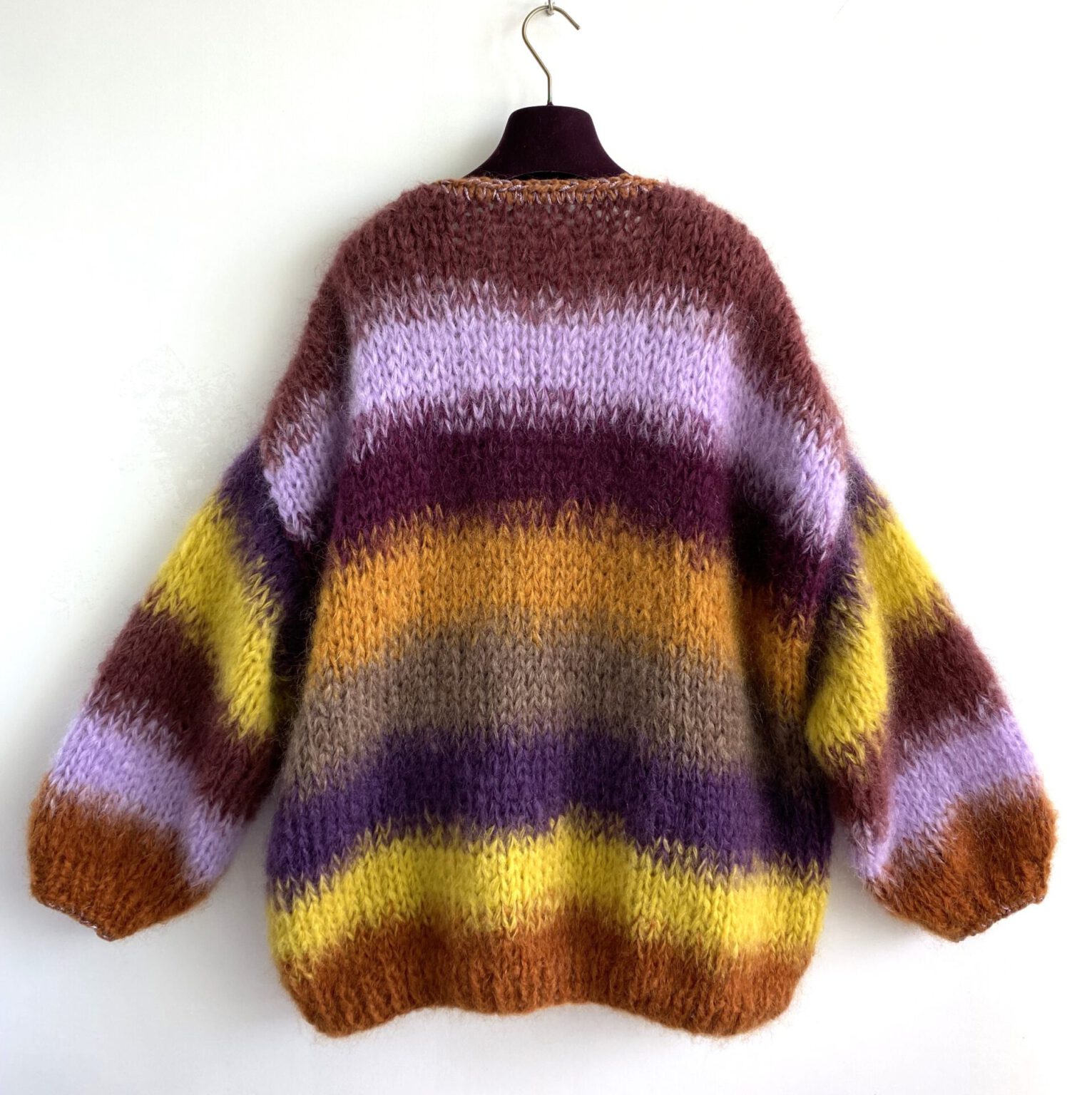 Gebreid damesvest mohair in tie-dye strepen grijs roest en paars Gebreid damesvest mohair in tie-dye strepen grijs roest en paars