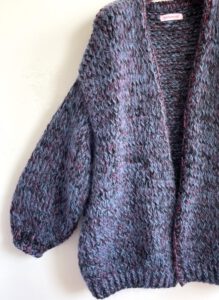 Hand gebreid lang damesvest van mohair en merino wol in blauw, burgundy en zwart