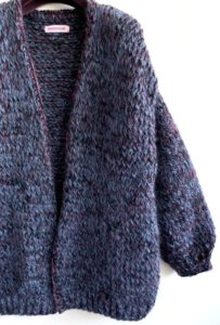 Lang mohair vest in gekruiste tricotsteek zwart blauw roze