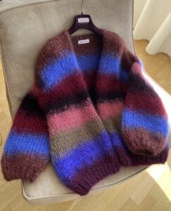 gestreept vest mohair hand gebreid met tie-dye strepen groen, grijs, roze en berry