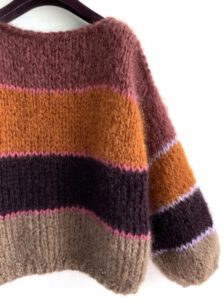 bohemian style mohair sweater gestreept in aubergine, roest oranje, burgundy en taupe bruin