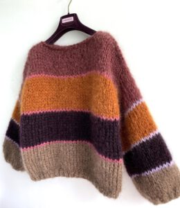 bohemian style mohair sweater gestreept in aubergine, roest oranje, burgundy en taupe bruin
