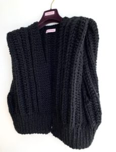 Gebreid boho gilet in zwarte alpaca