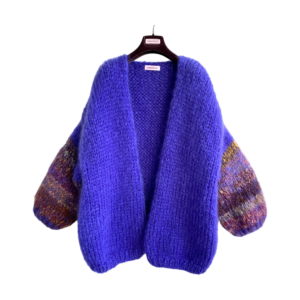 Lang oversized damesvest in mauve blauwe mohair met meerkleurige strepen op de mouwen