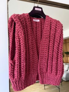 chunkyknit roze gebreid mouwloos vest alpaca