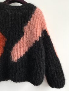 gebreide zwarte mohair sweater met camo print