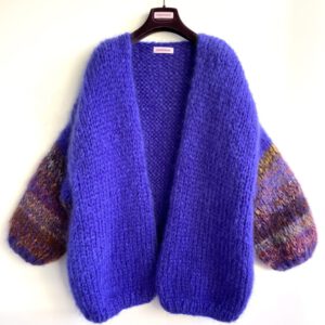 Lang oversized damesvest in mauve blauwe mohair met meerkleurige strepen op de mouwen