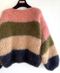 Bohemian style mohair sweater gestreept in camel, olijfgroen, koraal roze en asgrijs