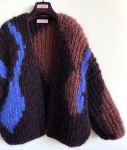 gebreid damesvest in camo-print met aubergine lurex blauw en burgundy