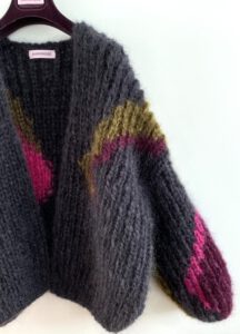 gebreid damesvest met camo-print in asgrijs