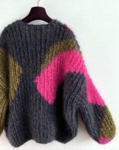 gebreid damesvest in camo-print roze groen