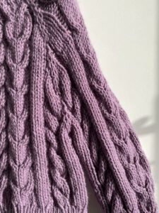 grof gebreide kabeltrui alpaca lila