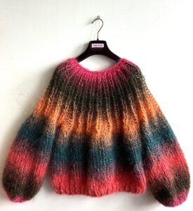 Hand gebreide mohair sweater met tie-dye strepen in roze, khaki, groen, koraal, oranje