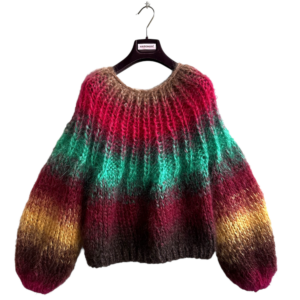 Hand gebreide mohair sweater met tie-dye strepen in fuchsia, bruin, groen, burgundy en geel