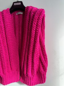 hand gebreide bodywarmer in neon roze 