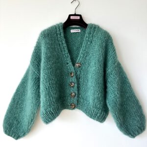 Kort en oversized damesvest met knopen in azur groen