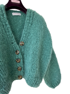 Hand gebreid cropped vest met knopen in groene kleur