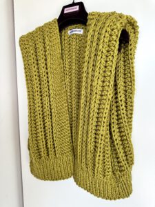 Chunky hand gebreide bodywarmer in bumblebee lime groen