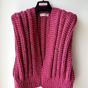 vegan knitwear gebreide bodywarmer in plum pink roze