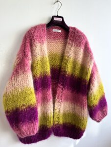 Bernadette damesvest mohair hand gebreid met tie-dye strepen camel, roze, lime en cyclaam