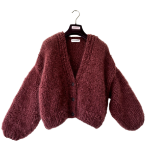 Kort en oversized damesvest met knopen in burgundy bruin