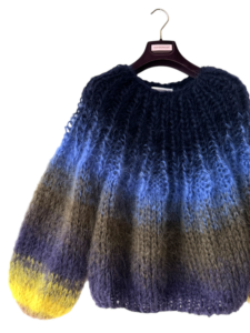 Hand gebreide mohair sweater met overlopende kleuren (tie-dye) in paars, bruin, geel, donkerblauw, kaki en blauw.