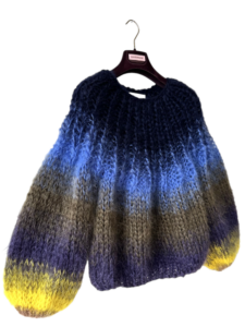 Hand gebreide mohair sweater met tie-dye strepen in geel paars blauw